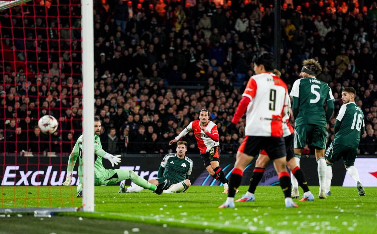 开云体育在线入口-今晨全明星赛焦点战，埃因霍温防线松动，质疑声仍在，赛季目标并未改变